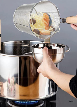 2 Pieces Pasta Strainer Basket Stainless Steel Fine Mesh Pasta Strainer Basket with Wooden Handle Good for Boiling Food Spaghetti Dumpling (Dia 5.5Inch/14Cm)